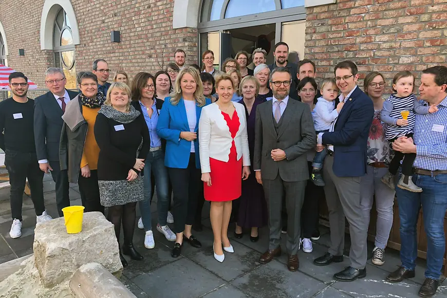 Das Bild zeigt Dr. Franziska Giffey posierend mit einer Gruppe von Ventana-Mitarbeiterinnen und Mitarbeitern