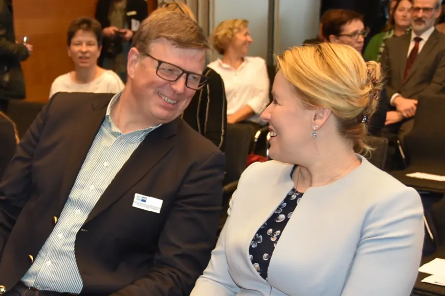 Dr. Franziska Giffey mit zwei Mitarbeitern der IHK Rostock vor dem Gebäude der IHK.