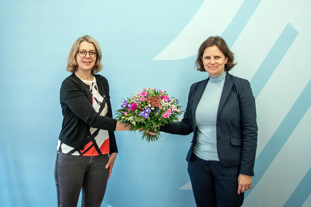 Juliane Seifert überreicht Sabine Andresen zum Abschied einen Blumenstrauß 