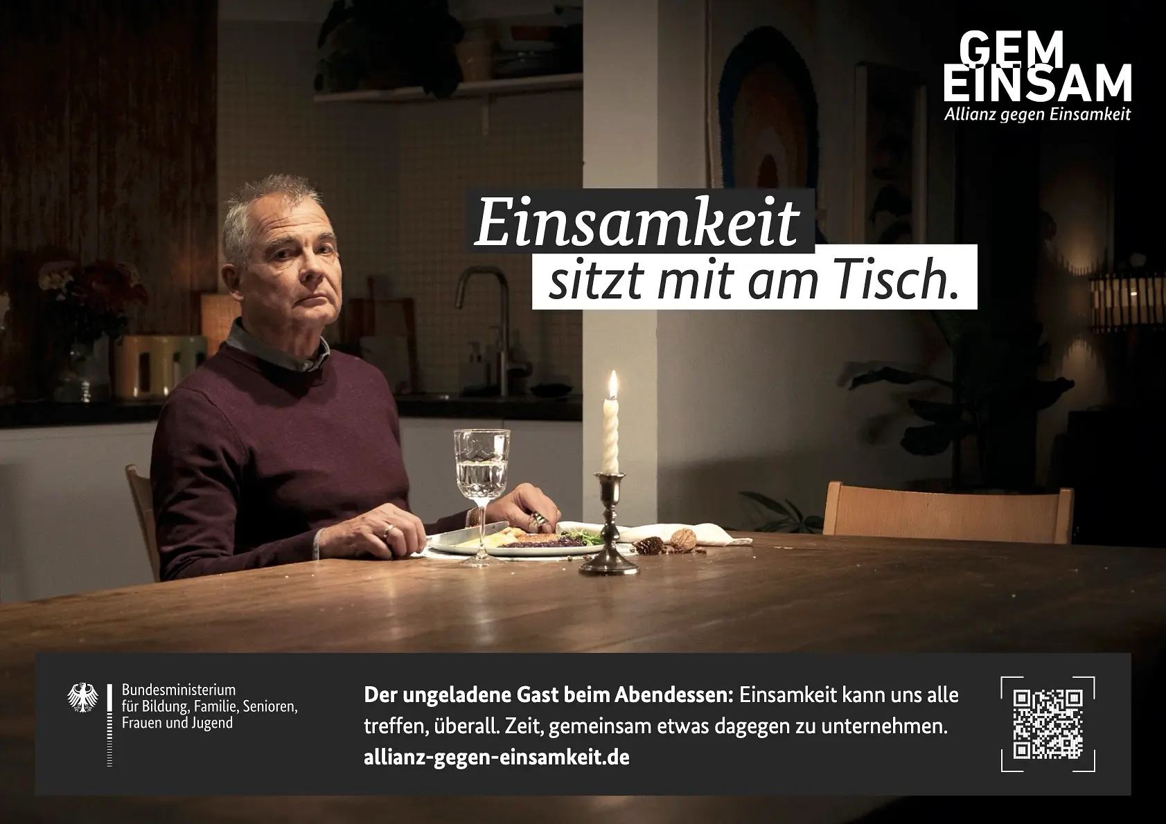 Ein älterer Mann isst alleine zu Abend.