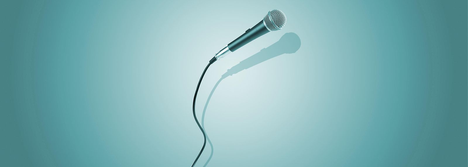 Mikrofon mit Schnur und türkisem Hintergrund