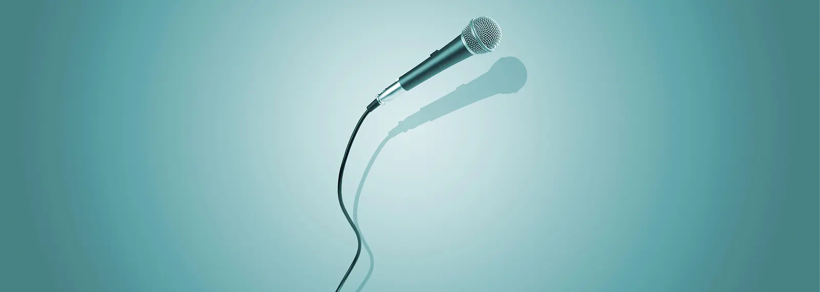 Mikrofon mit Schnur und türkisem Hintergrund