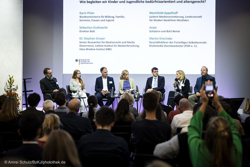 Das Bild zeigt die Teilnehmenden der Paneldiskussion. 