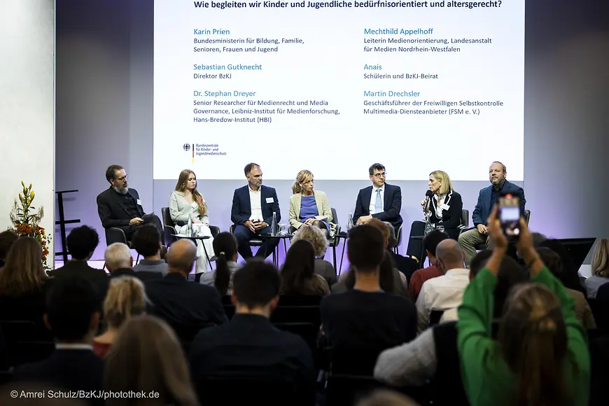 Das Bild zeigt die Teilnehmenden der Paneldiskussion. 