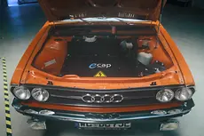 Eine geöffnete Motorhaube mit Blick auf den Innenraum